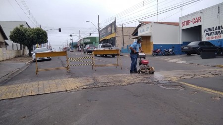 Departamento de Trânsito e Almoxarifado começam a retirar obstáculo na Dr. Miranda, em OC