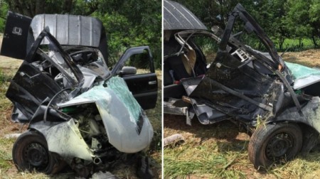 Carro sai da pista, bate em árvore e fica destruído na SP-294