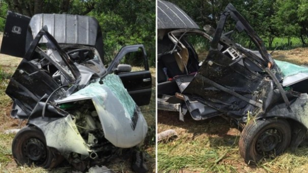 Carro sai da pista, bate em rvore e fica destrudo na SP-294