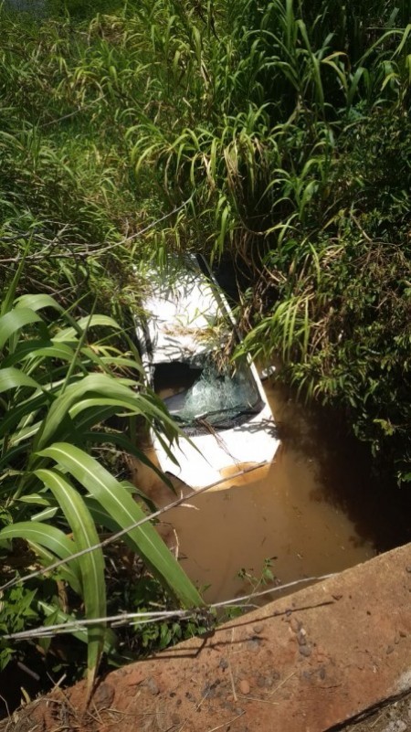 Veículo fica parcialmente submerso em acidente na vicinal de Salmourão