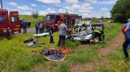 Motorista fica preso nas ferragens em acidente na vicinal Tupã Arco-Íris