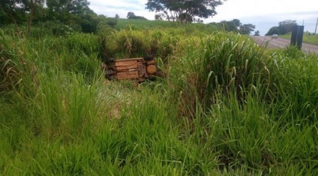 Motorista perde o controle da direção e cai com veículo ribanceira na SP 425 em Rinópolis