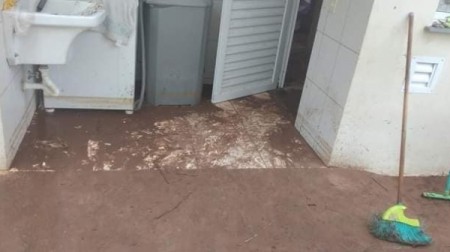 Casa popular entregue há menos de cinco meses é inundada pelas chuvas no Itamarati em Adamantina