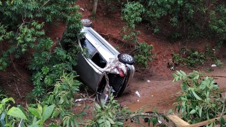 Motorista embriagado perde controle do carro, cai em ribanceira, em Rinópolis