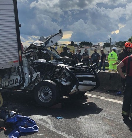 Acidente com viatura deixa policiais presos nas ferragens na Rodovia Rachid Rayes