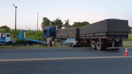 Carro com placas de Adamantina se envolve em acidente na SP-294; mulher se feriu