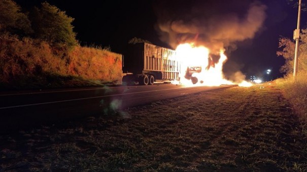 Incndio em caminho e em cargas  registrado aps batida na Rodovia Assis Chateaubriand, em Parapu