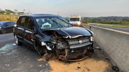 Veículo bate em barreira de concreto após colidir em rodas de caminhão na Rodovia Raposo Tavares