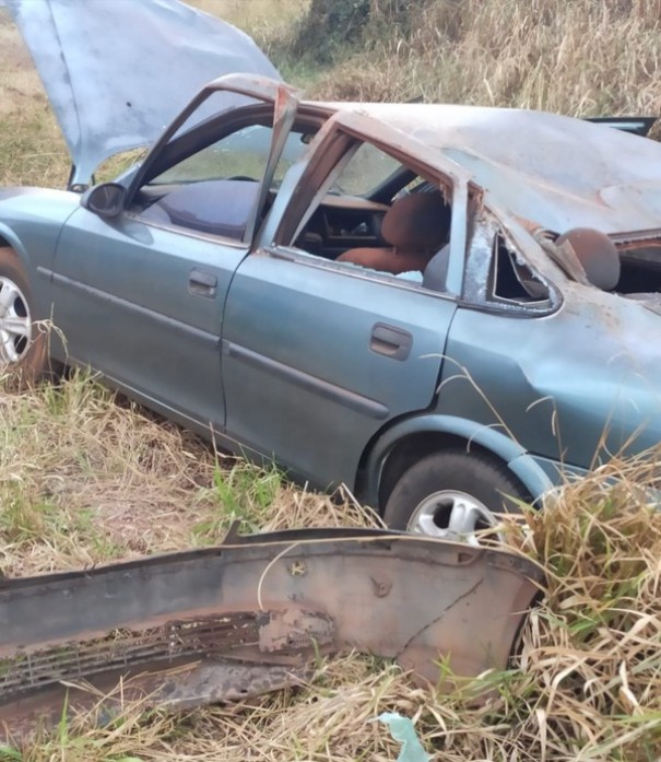 Casal de idosos fica ferido aps carro capotar em estrada vicinal em Dracena