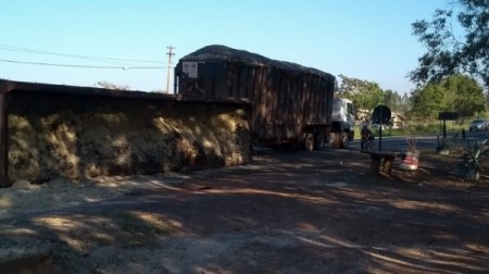 Carreta de bitrem tomba na SP-294, rotatória da Lagoa Seca