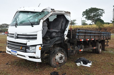 Motorista fica ferido após capotar caminhão na rodovia SP-294