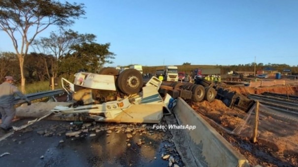 Carreta carregada com pedra capota na regio de Marlia e mata motorista