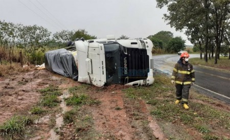 Carreta tomba na vicinal que liga Iacri a Rinópolis