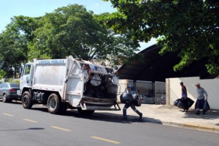 Casos de Covid entre colaboradores do Almoxarifado atrasam coleta de lixo no bairro Veredas