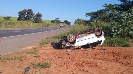 Condutora perde o controle da direção e capota veículo na SP-425, em Rinópolis