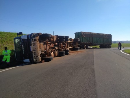 Tombamento de carreta bitrem com carga de cana-de-açúcar bloqueia acesso ao Estado do Paraná pela SP-483