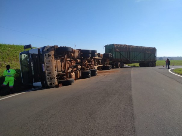 Tombamento de carreta bitrem com carga de cana-de-acar bloqueia acesso ao Estado do Paran pela SP-483