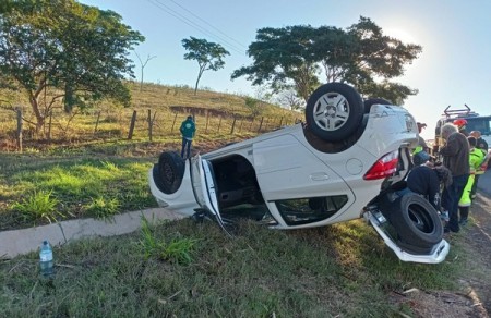 Carro capota em trecho da Rodovia Raposo Tavares em Álvares Machado