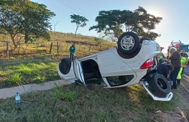 Carro capota em trecho da Rodovia Raposo Tavares em lvares Machado