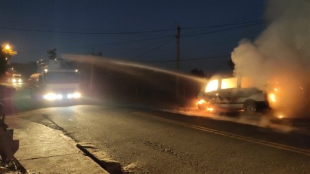 Van pega fogo em estrada vicinal de Junqueirópolis e mobiliza Corpo de Bombeiros e caminhão-pipa da Prefeitura