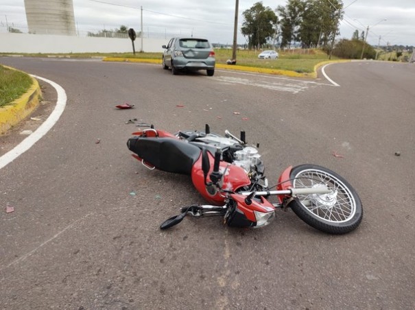 Rapazes ficam feridos aps batida entre carro e motocicleta na Rodovia Arthur Boigues Filho