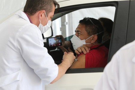 Saúde de OC realiza hoje Drive Thru de vacina contra Covid-19 em primeira dose para idosos de 60, 61 e 62 anos