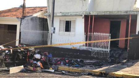 Família que teve residência incendiada em OC precisa de roupas e mantimentos