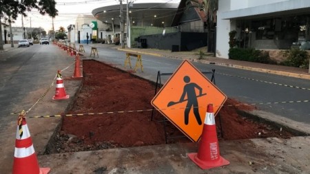 Trecho da Avenida da Saudade recebe obras de trânsito, necessárias à ativação do semáforo em Adamantina