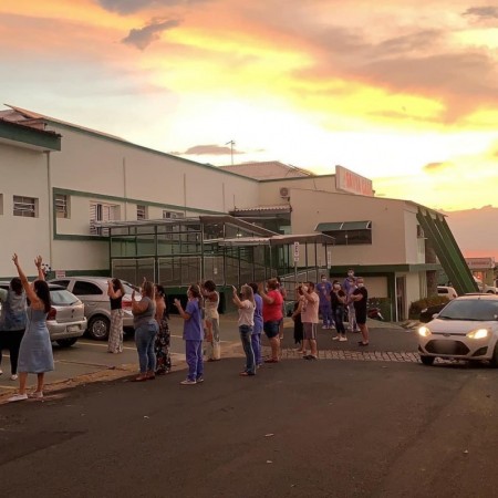 Grupo de pessoas faz oração em frente à Santa Casa de Osvaldo Cruz