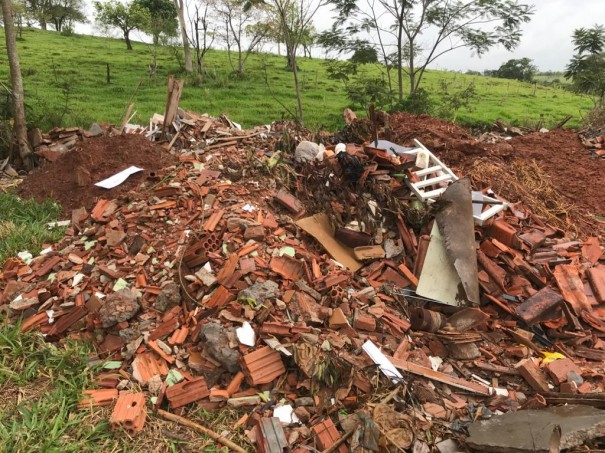 Voc Reprter: Morador faz denncia de descarte irregular de resduos de construo civil em OC