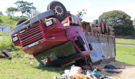 Motorista é preso por embriaguez após tombamento de caminhão