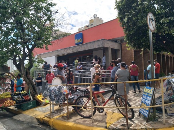 Agncia bancria em Dracena  multada por aglomerao de pessoas em fila e falta de organizao