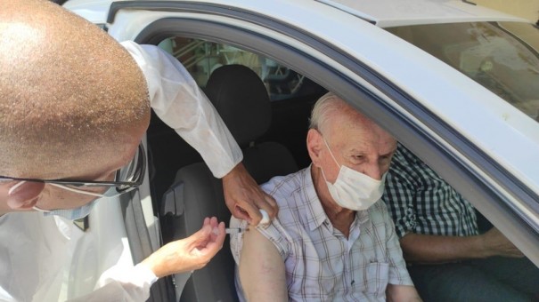 Secretaria de Sade de OC realiza amanh Drive Thru de vacinao contra Covid-19 em idosos de 75 e 76 anos 