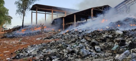 Incêndio destrói barracões de cooperativa de reciclagem de lixo em Dracena