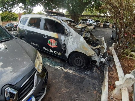 Viaturas da Polícia Civil são danificadas em incêndio em pátio de delegacia em Dracena