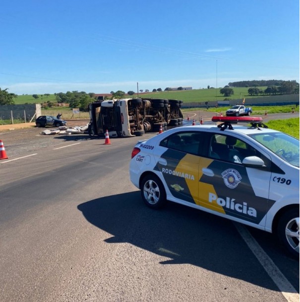 Tombamento de carreta deixa motorista ferido em acesso  Rodovia Raposo Tavares, em Regente Feij