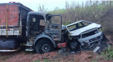 Acidente envolve carro e caminhão em Irapuru, após disparos de arma de fogo; veículos pegam fogo