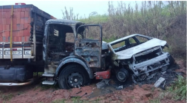 Acidente envolve carro e caminho em Irapuru, aps disparos de arma de fogo; veculos pegam fogo