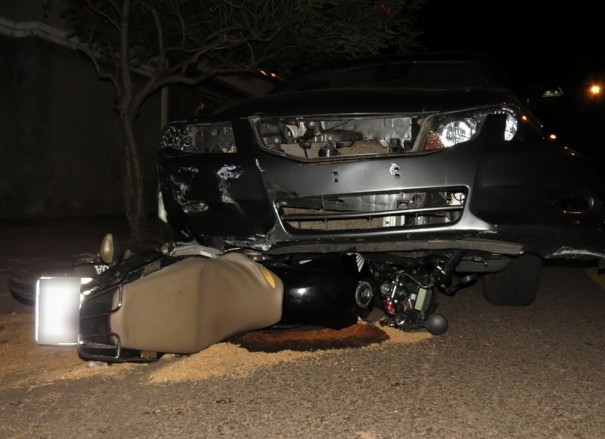 Carro arrasta motocicleta aps coliso em cruzamento em Dracena; motorista pensou que era galho preso ao automvel