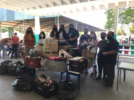 Fundo Social de Osvaldo Cruz recebe doação de roupas dos alunos da Escola Estadual 