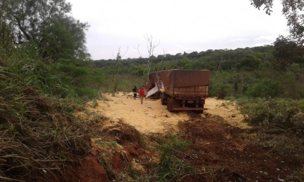 Motorista perde o controle da direo e caminho cai em barranco s margens da SP-563