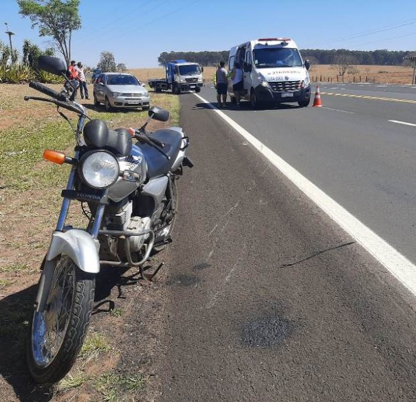 Motociclista fica ferido em acidente na SP-294