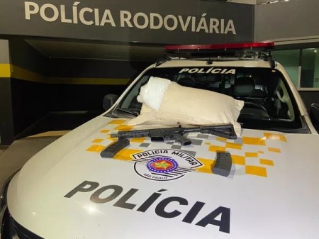 Mulher é presa com fuzil e carregadores no travesseiro em ônibus na Rodovia Raposo Tavares, em Presidente Venceslau