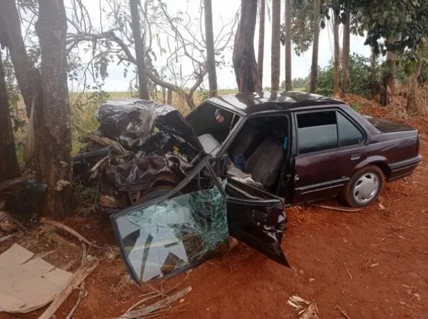 Coliso envolve dois carros e deixa uma vtima gravemente ferida na Rodovia Arlindo Bttio