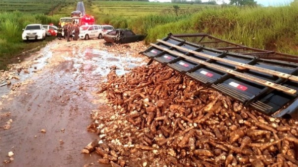 Caminho com carga de mandioca colide na traseira de carro na vicinal Tup/Quat/Bastos