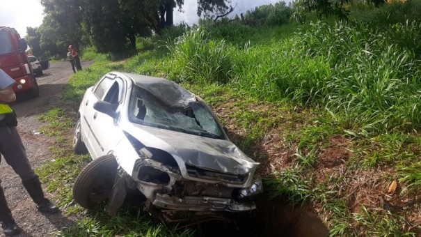 Condutor de veculo de OC perde o controle, sai da pista e acaba em vala, na SP-294, em Iacri