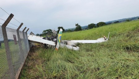 Avião cai logo após decolar do aeroporto de Dracena; Piloto teve ferimentos leves