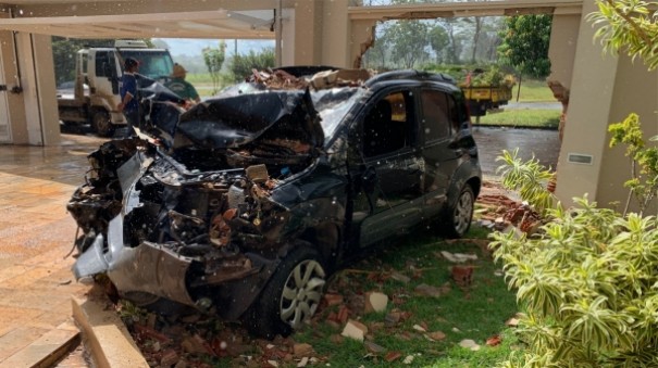 Motorista perde controle de carro, em rotatria, e invade casa no Dorigo