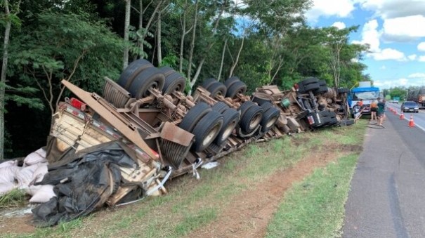 Bitrem com 38,5 toneladas de acar tomba na SP-294 em Adamantina