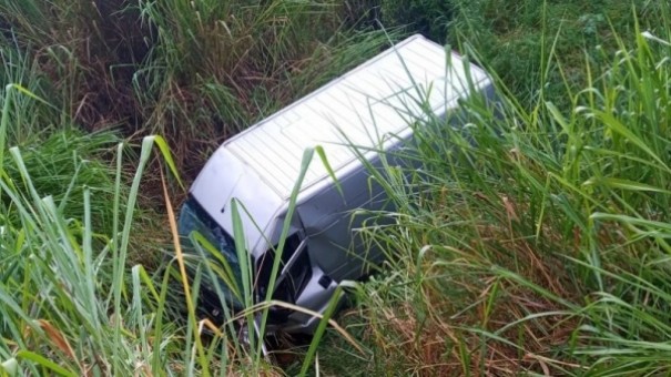 Motorista de van perde o controle e cai em ribanceira na vicinal Plcido Rocha